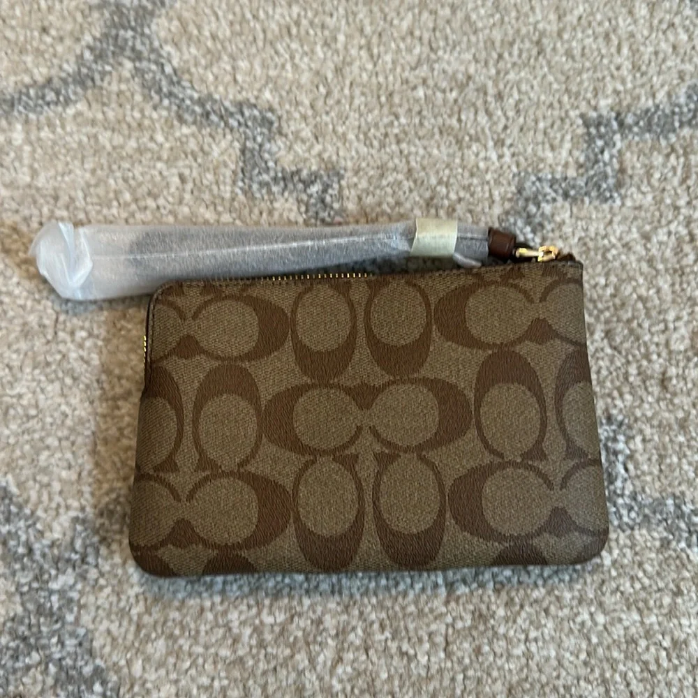 NWT Coach Wristlet/Wallet With Signature Branding - Picture 2 of 6
